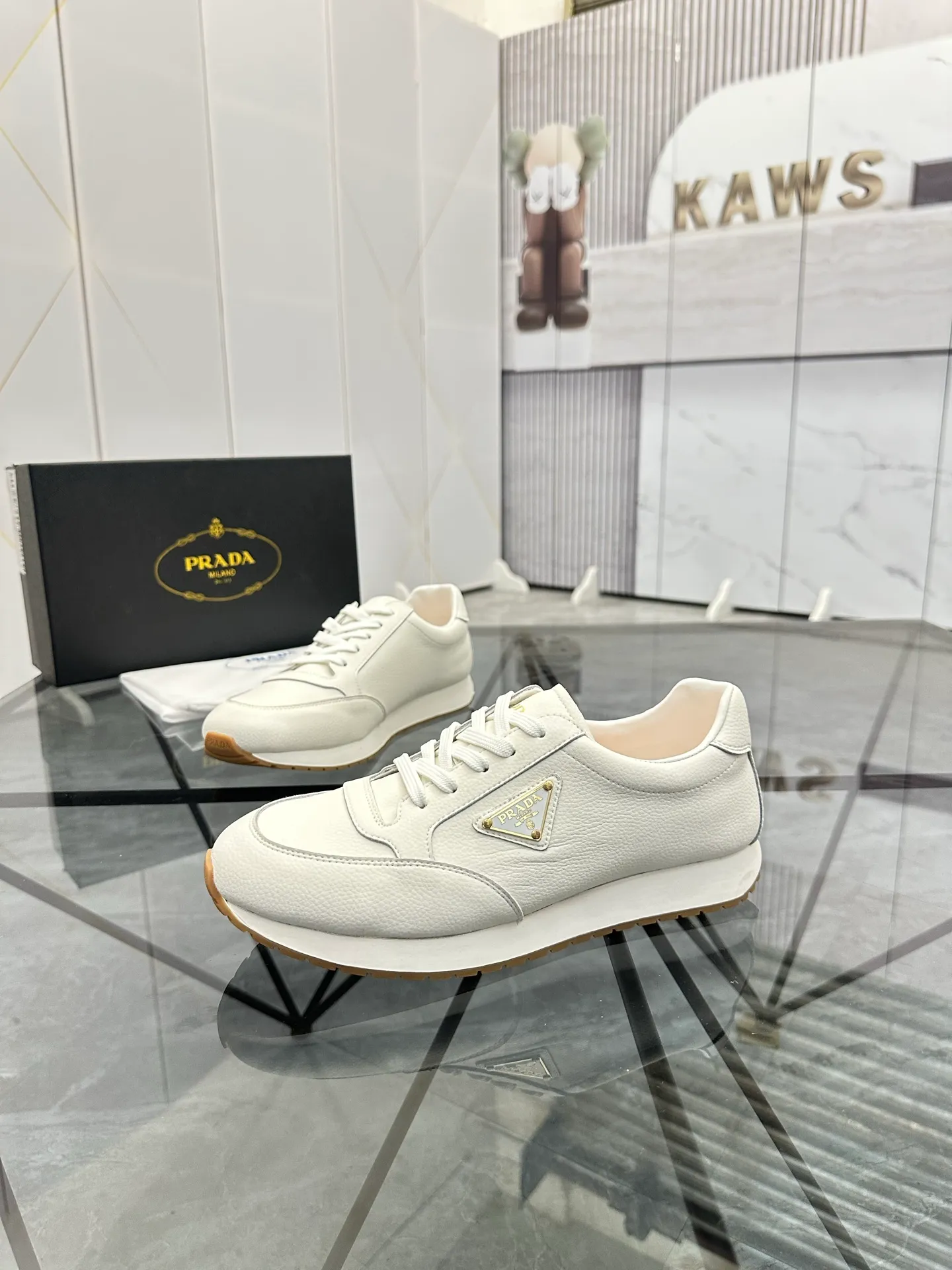 Men's shoes: 💰P420¥ Product trademark: Prada *"Prada*" low-top casual shoes Regular size: 38-44 (can be customized to 45) Product materials: imported cowhide upper, sheepskin lining, original outsole. Number: 020